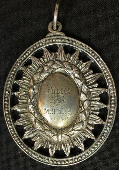 null Insigne de magistrat en bronze argenté figurant une couronne de laurier ovale...