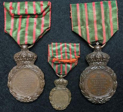 null Médaille de Sainte-Hélène, créée en 1857, lot de trois médailles en bronze patiné...