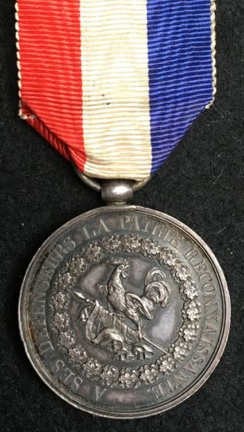 null Médaille de Juillet du modèle officiel en argent, frappée sur la tranche «DONNÉ...