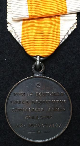 États Pontificaux Médaille du Siège de Rome, 1849, en bronze patiné, ruban avec double...