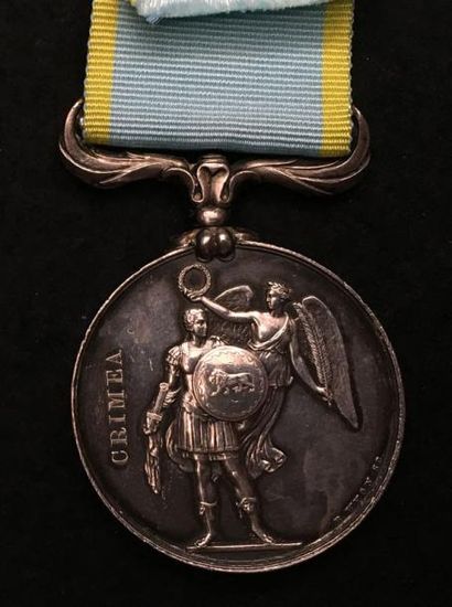 ROYAUME-UNI Médaille de Crimée par Wyon en argent, attribution gravée en cursives...