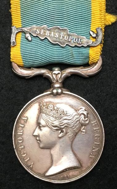 ROYAUME-UNI Médaille de Crimée par Wyon en argent, attribution gravée en capitales...