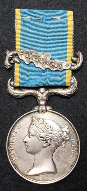 ROYAUME-UNI Médaille de Crimée par Wyon en argent, attribution délicatement gravée...