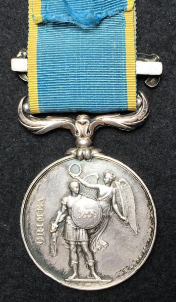 ROYAUME-UNI Médaille de Crimée par Wyon en argent, attribution délicatement gravée...