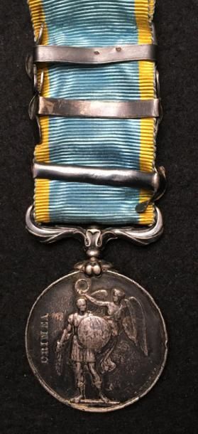 ROYAUME-UNI Médaille de Crimée par Wyon en argent, attribution frappée en petites...