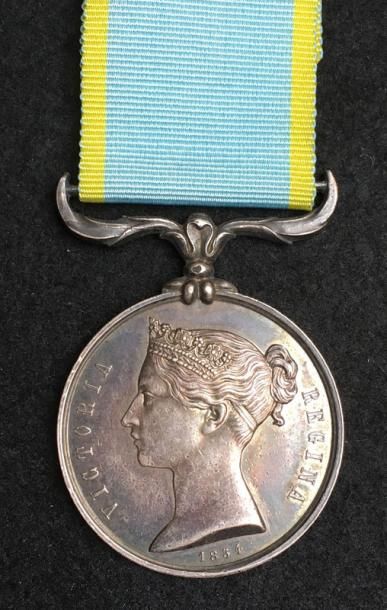 ROYAUME-UNI Médaille de Crimée, fabrication française en argent à bélière fixe, poinçon...