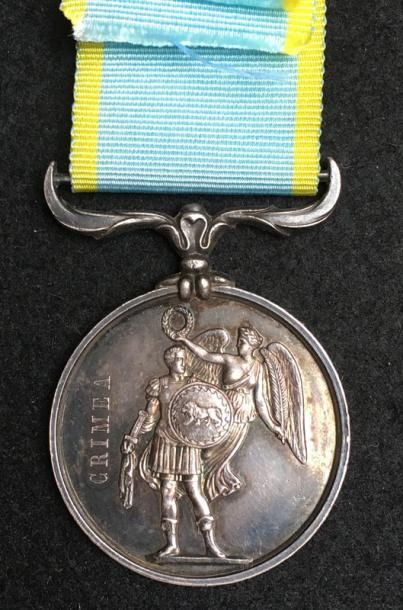 ROYAUME-UNI Médaille de Crimée, fabrication française en argent à bélière fixe, poinçon...