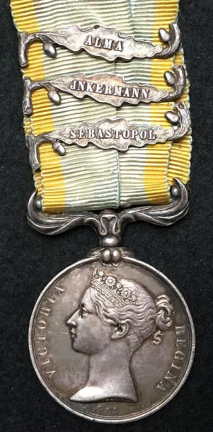 ROYAUME-UNI Médaille de Crimée par Wyon en argent (petits chocs), attribution frappée...