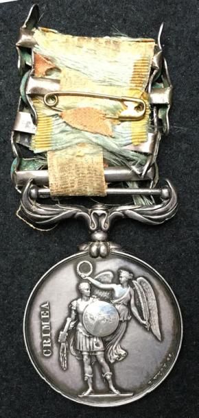 ROYAUME-UNI Médaille de Crimée par Wyon en argent (petits chocs), attribution frappée...