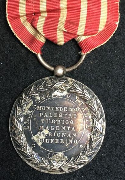null Médaille d'Italie, second modèle sans signature en argent, ruban d'époque.
30,5...