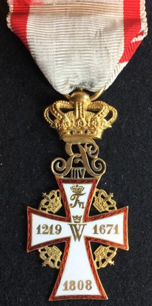 null Ordre du Dannebrog, croix de chevalier en or et émail au monogramme de Frédéric...