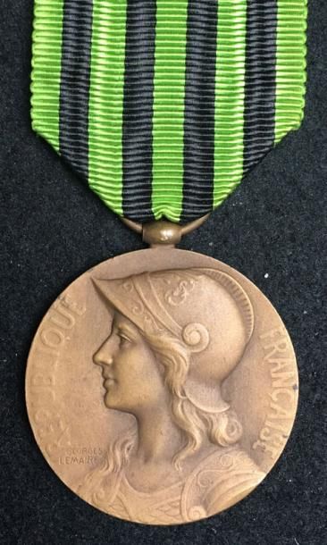 null Médaille de 1870-1871, gros module en bronze, poinçon de la maison Arthus-Bertrand,...
