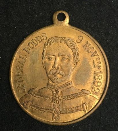 null Médaille du Général Dodds, non officielle en bronze, sur l'avers son portrait,...