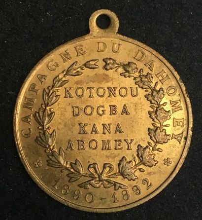 null Médaille du Général Dodds, non officielle en bronze, sur l'avers son portrait,...