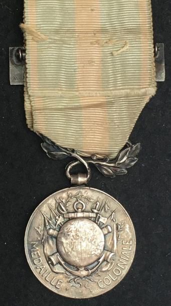 null Médaille coloniale en argent, premier type officiel par Mercier, avec agrafe...