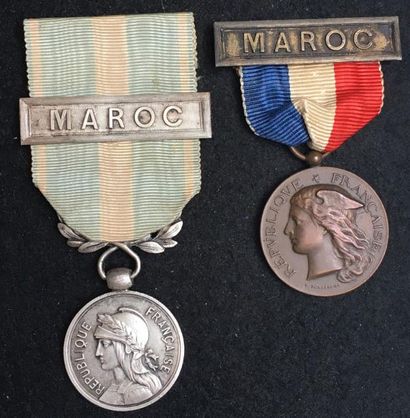 null Groupe de deux médailles : une médaille coloniale en bronze argenté par Chobillon,...