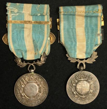 null Lot de deux médailles coloniales en argent : une du premier type officiel par...