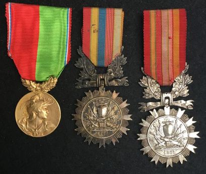 null Sociétés d'anciens militaires, lot de trois insignes : médaille de la Réunion...