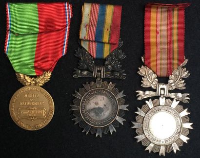 null Sociétés d'anciens militaires, lot de trois insignes : médaille de la Réunion...