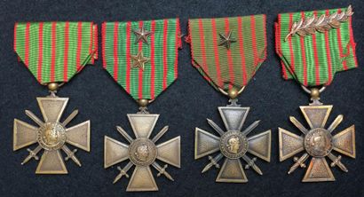 null Croix de Guerre, créée en 1915, lot de quatre croix en bronze avec ruban : une...