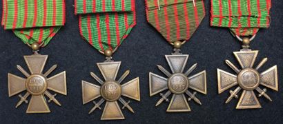 null Croix de Guerre, créée en 1915, lot de quatre croix en bronze avec ruban : une...