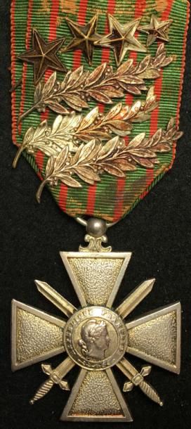 null Croix de Guerre 1914-1917 en argent, poinçon tête de sanglier, ruban usé avec...