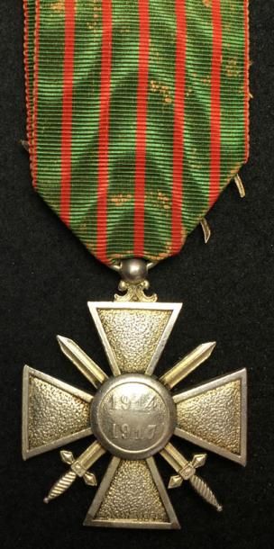 null Croix de Guerre 1914-1917 en argent, poinçon tête de sanglier, ruban usé avec...