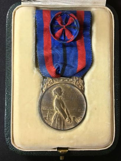 null Médaille des Victimes de l'Invasion, créée en 1921, 1re classe en vermeil, poinçon...