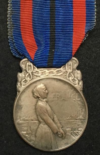 null Médaille des Victimes de l'Invasion, 2e classe en bronze argenté, ruban partiellement...