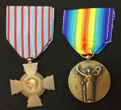 null Lot de deux : une Médaille interalliée de la Victoire, créée en 1922, du modèle...