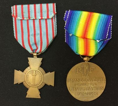 null Lot de deux : une Médaille interalliée de la Victoire, créée en 1922, du modèle...