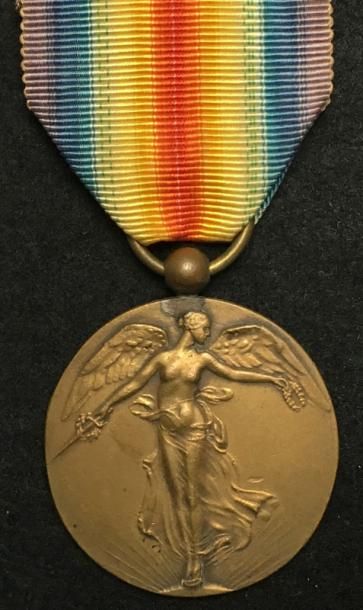 null Médaille interalliée de la Victoire, modèle Dubois non signé, Uniface, ruban.
36...