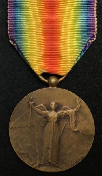null Médaille interalliée de la Victoire, modèle signé Charles, poinçon bronze et...