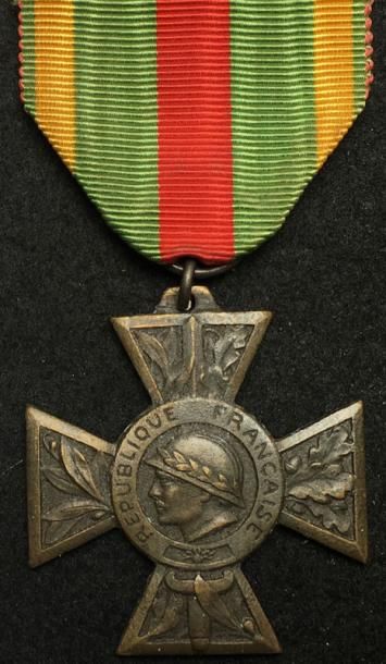 null Croix du Combattant volontaire, créée en 1935, frappe privée à la grosse tête...
