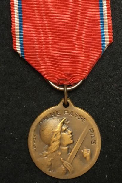 null Médaille de Verdun, créée en 1916, modèle Vernier en bronze patiné à double...