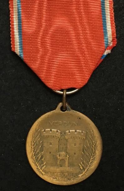 null Médaille de Verdun, créée en 1916, modèle Vernier en bronze patiné à double...