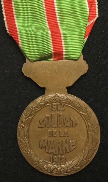 null Médaille de la Marne, créée en 1937, en bronze à patine sombre, ruban.
56 x...