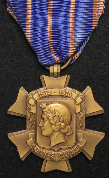 null Croix des Services Civiques, créée en 1937, signée Bouvier en bronze patiné,...