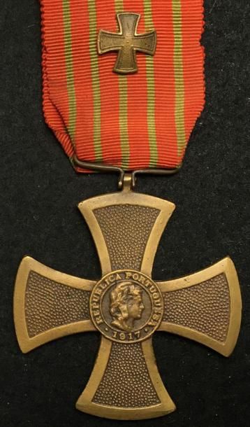 PORTUGAL Croix de Guerre, créée en 1916, croix de 4e classe en bronze patiné, petite...