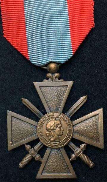 null Croix de Guerre des Théâtres d'Opérations Extérieurs (TOE), créée en 1921, modèle...
