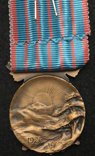 null Médaille du Liban 1926, deuxième type en bronze patiné, ruban.
41 x 30,5 mm
France,...
