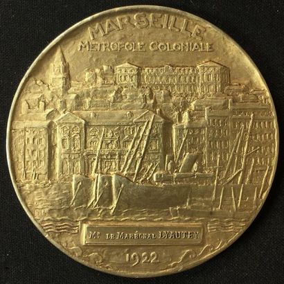 null Exposition coloniale de Marseille 1922, grande médaille non portable en vermeil...