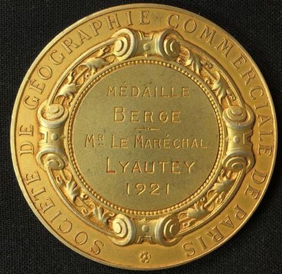 null Société de géographie commerciale de Paris, médaille non portable en vermeil...