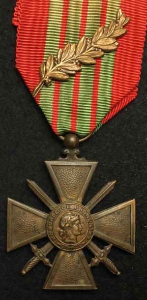 null Croix de Guerre 1939, en bronze à patine sombre, ruban chargé d'une palme.
46...