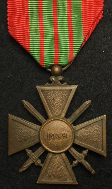 null Croix de Guerre 1939, en bronze à patine sombre, ruban chargé d'une palme.
46...