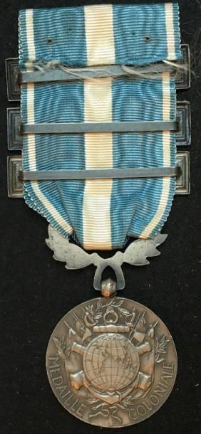 null Médaille Coloniale, frappe anglaise de la maison Gaunt en argent, le revers...