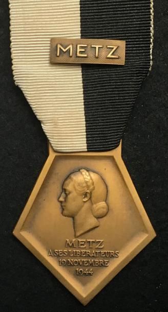 null Médaille commémorative de la Libération de Metz, en bronze patiné, ruban avec...