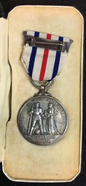 ROYAUME-UNI «King's Medal for Service in the Cause of Freedom», créée en 1945, argent,...