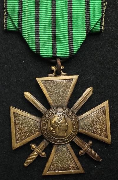 null Croix de Guerre 1939-1940, en bronze patiné, revers bombé à large listel et...