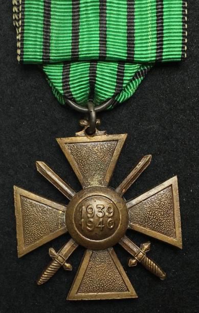 null Croix de Guerre 1939-1940, en bronze patiné, revers bombé à large listel et...